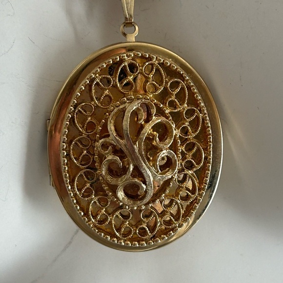 SARAH COVENTRY Elegant Gold Filigree Locket Pendant 🥰 - Picture 1 of 6